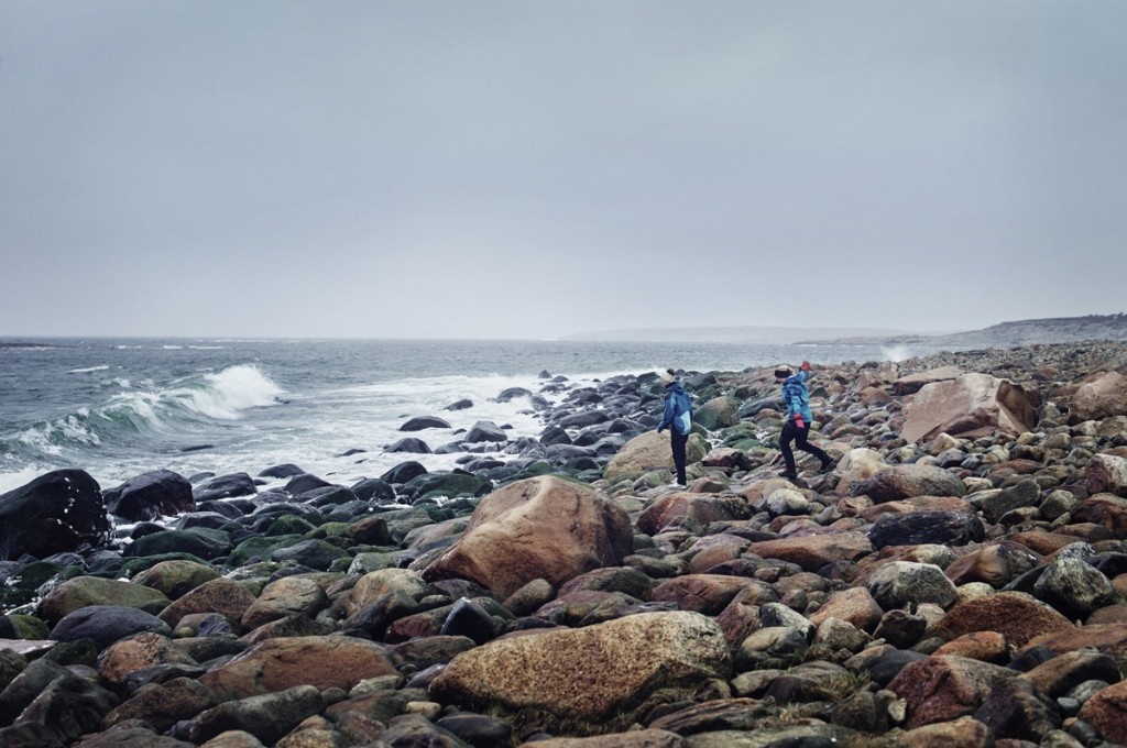 Ferdsel i nasjonalparken, personer på tur i fjæra ved havet.