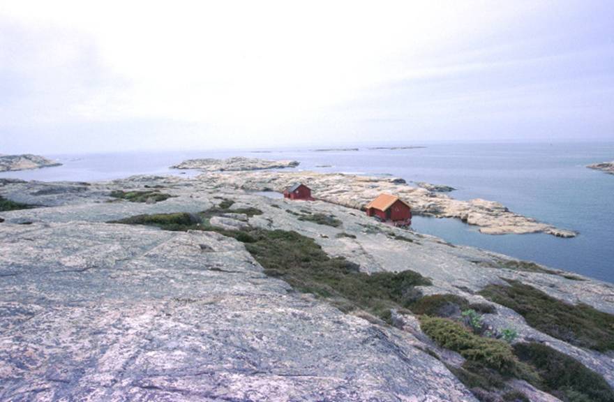 Svaberg ved Pølsesund, hus ved sjøkanten.